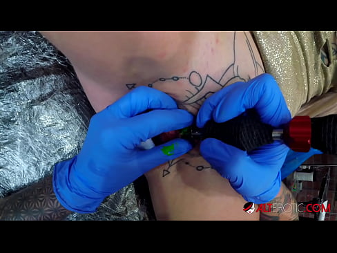 ❤️ Estremamente tatuato hottie Sully Savage ottenuto un tatuaggio sul suo clitoride ️ Porno fatto in casa al it.nastypornpics-com.ru